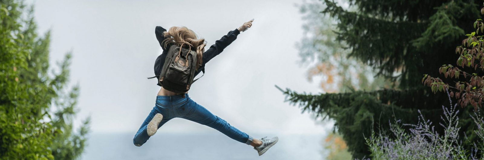 Frau, springt in die Luft